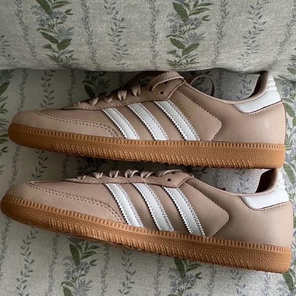 adidas Beige Low-Top Sneakers with White Stripes - Picture 3 of 7